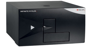Schwarzes rechteckiges Laborgerät mit der Aufschrift 'INFINITE M PLEX' und dem Logo 'TECAN'
