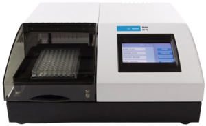 Laborgerät mit transparentem Deckel und Touchscreen, auf dem Menüpunkte angezeigt werden